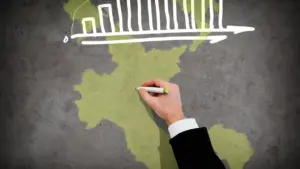 Mano che disegna su una mappa dell'Italia con un grafico stilizzato