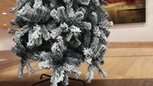 Base di un albero di Natale con rami innevati in un soggiorno moderno