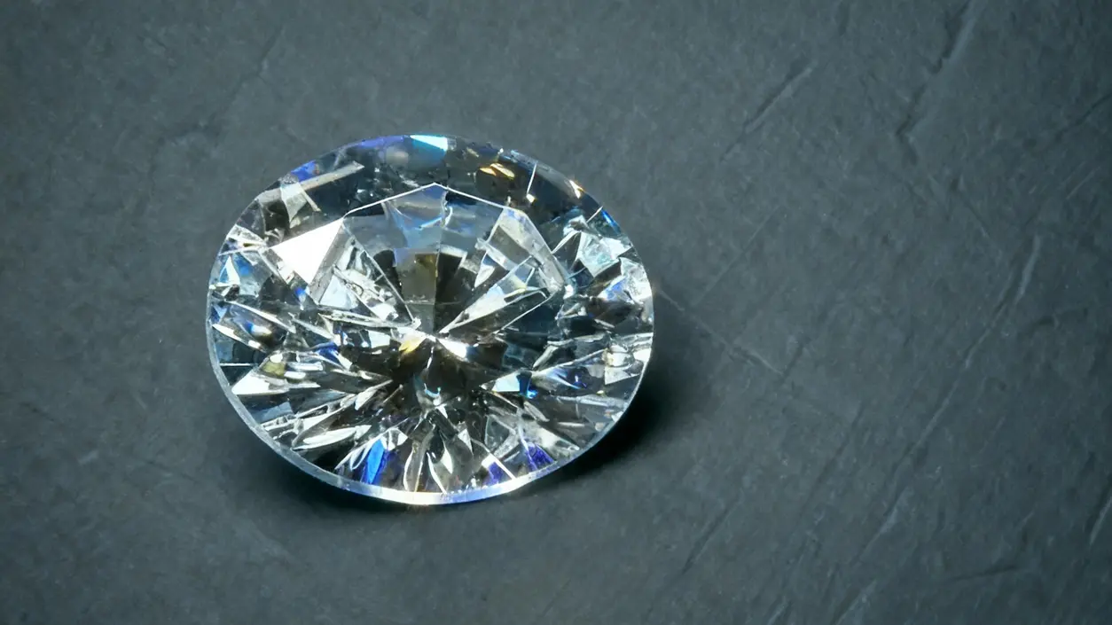 Zircone tagliato brillante su sfondo scuro