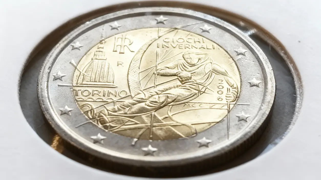 Moneta da 2 euro dedicata ai Giochi Invernali di Torino 2006, con incisione di uno sciatore