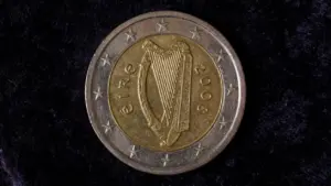 Moneta da 2 euro irlandese del 2008 con arpa al centro