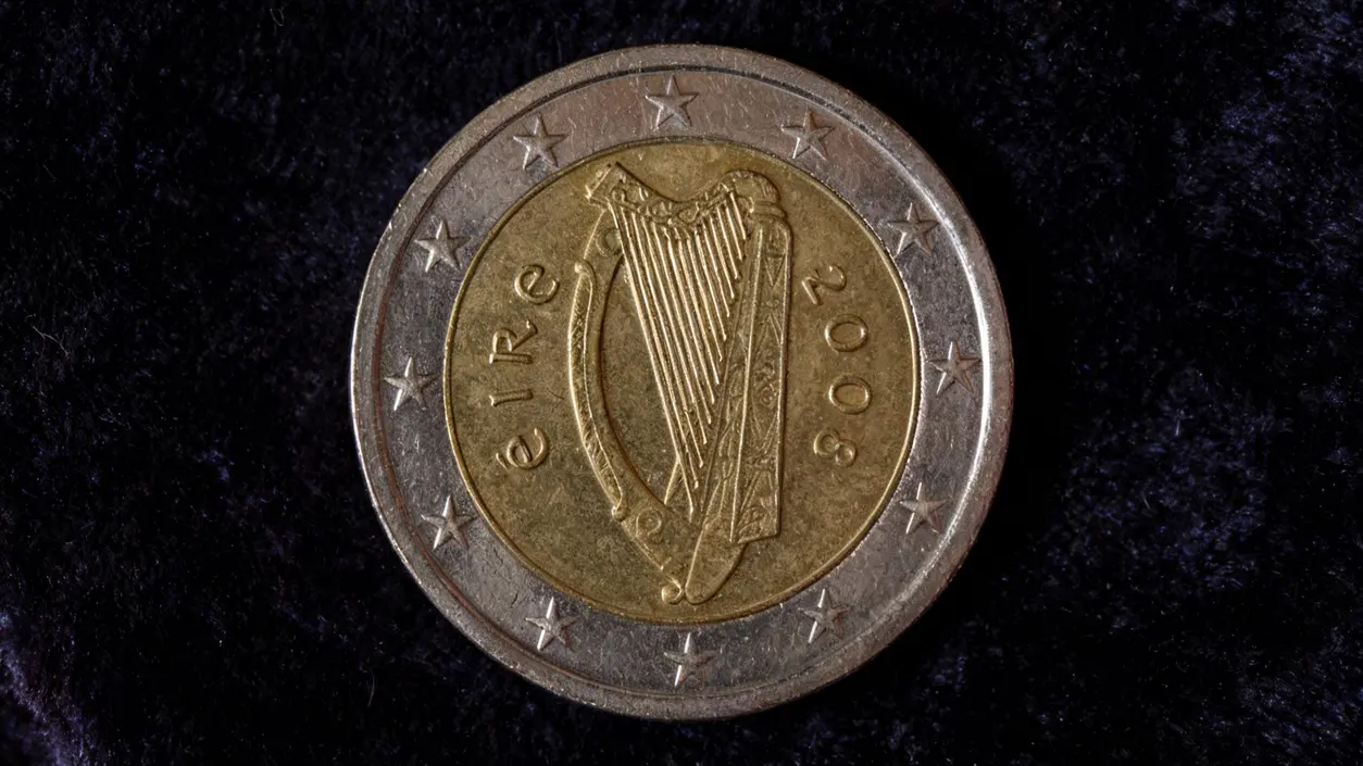 Moneta da 2 euro irlandese del 2008 con arpa al centro