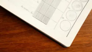 Dettaglio di un libretto postale aperto su un tavolo in legno