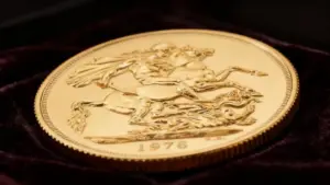 Sterlina d'oro del 1976 con incisione in rilievo su sfondo scuro