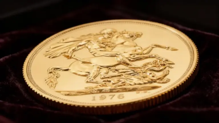 Sterlina d'oro del 1976 con incisione in rilievo su sfondo scuro