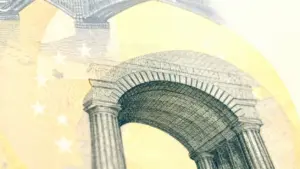 Dettaglio ravvicinato di una vecchia banconota in euro con elementi architettonici