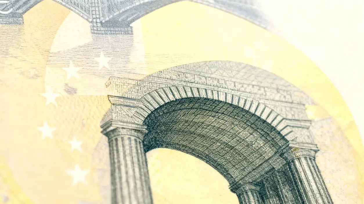 Dettaglio ravvicinato di una vecchia banconota in euro con elementi architettonici