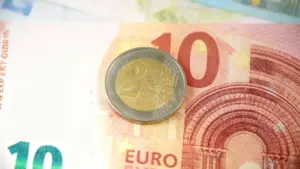 Moneta da 2 euro appoggiata su una banconota da 10 euro