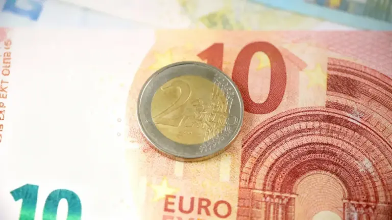 Moneta da 2 euro appoggiata su una banconota da 10 euro