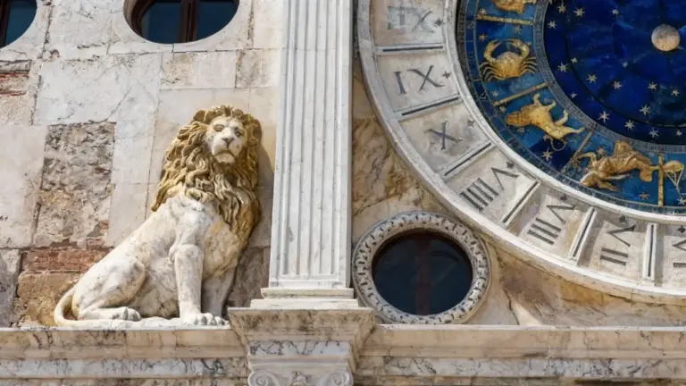 Dettaglio di un antico orologio astrologico in pietra con scultura di leone