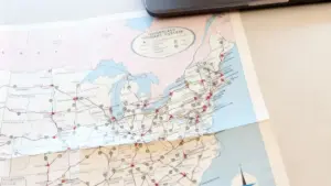 Mappa stradale vintage degli Stati Uniti parzialmente aperta su un tavolo