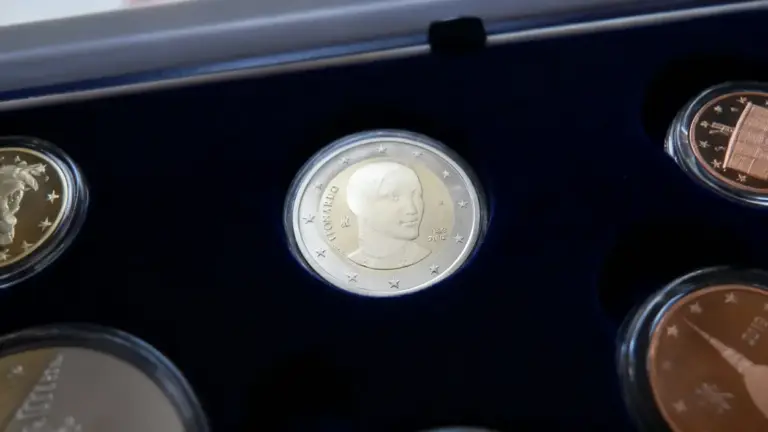 Moneta da 2 euro con ritratto ispirato a Leonardo da Vinci in una confezione da collezione