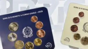 Set di monete italiane 2025 esposto su supporti ufficiali MEF.
