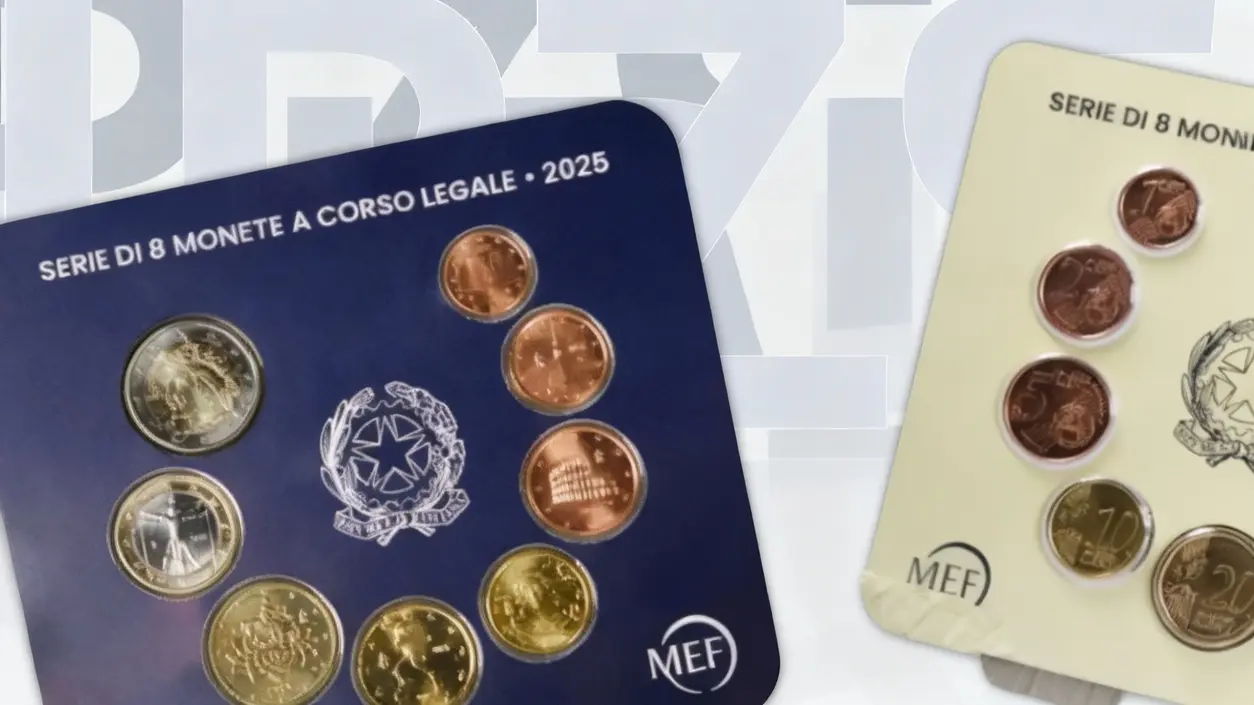 Set di monete italiane 2025 esposto su supporti ufficiali MEF.