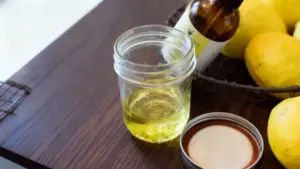 Barattolo di vetro con miscela liquida naturale su tavolo in legno scuro