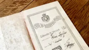 Vecchio libretto di risparmio postale su tavolo in legno