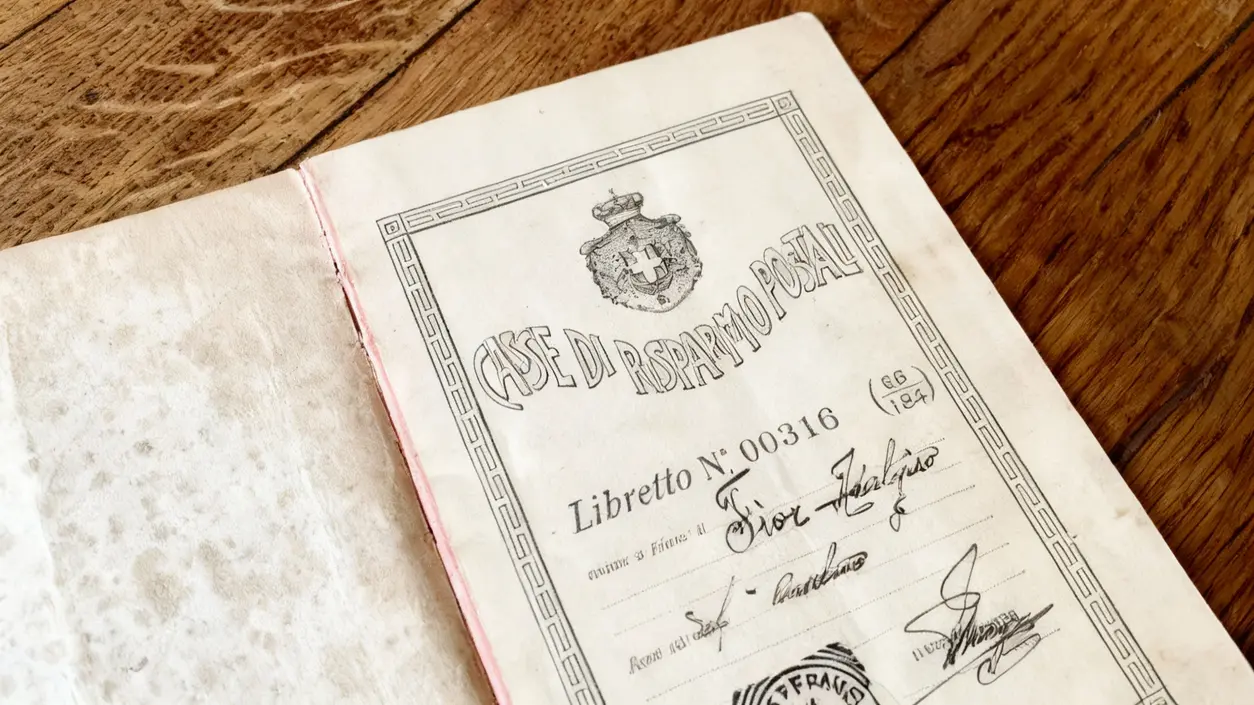 Vecchio libretto di risparmio postale su tavolo in legno